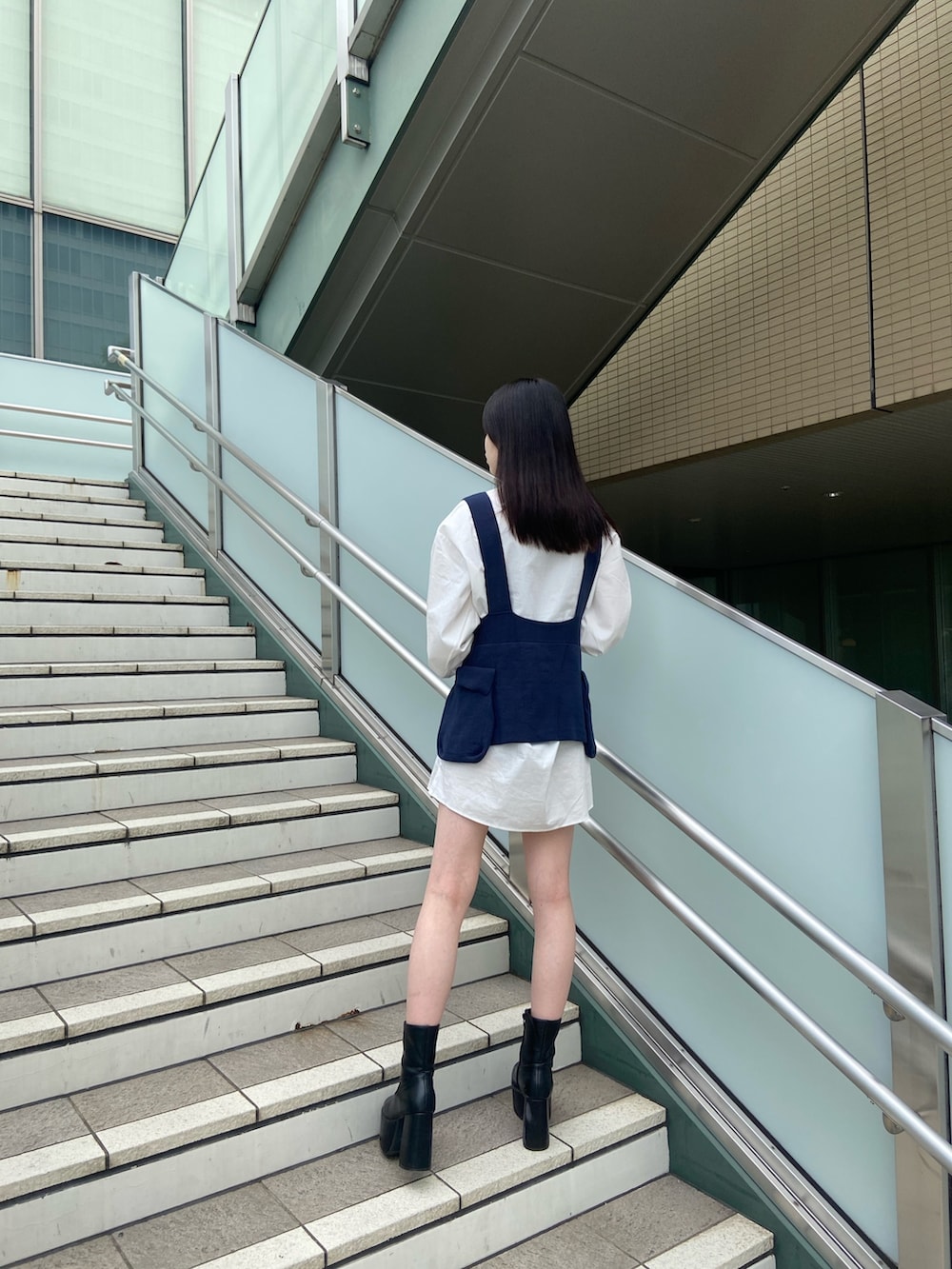 ホワイト系のワンピース、ブラック系のブーツを着用したレディースの秋コーディネートの3枚目の写真