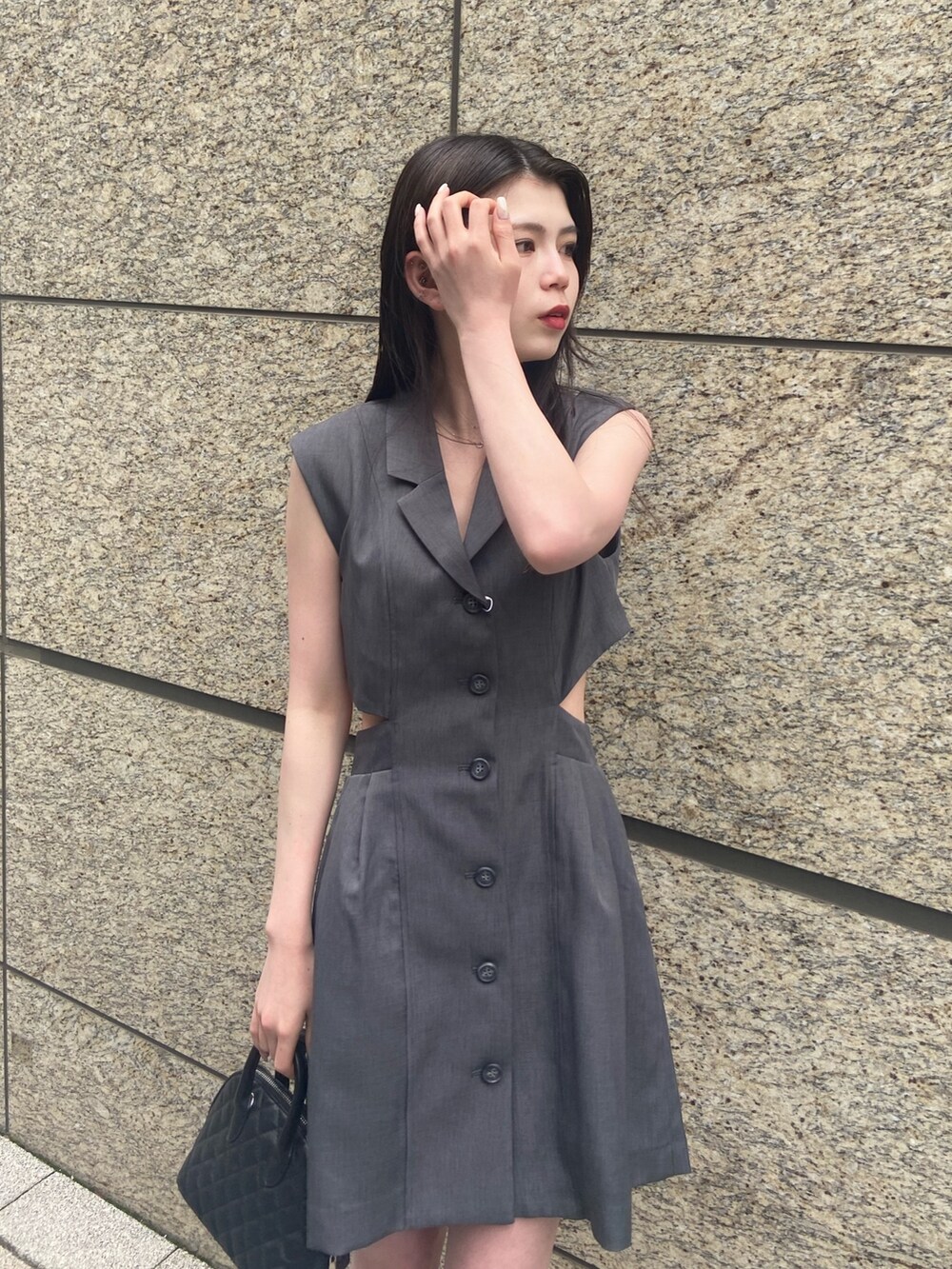 グレー系のワンピースを着用したレディースの春コーディネートの4枚目の写真