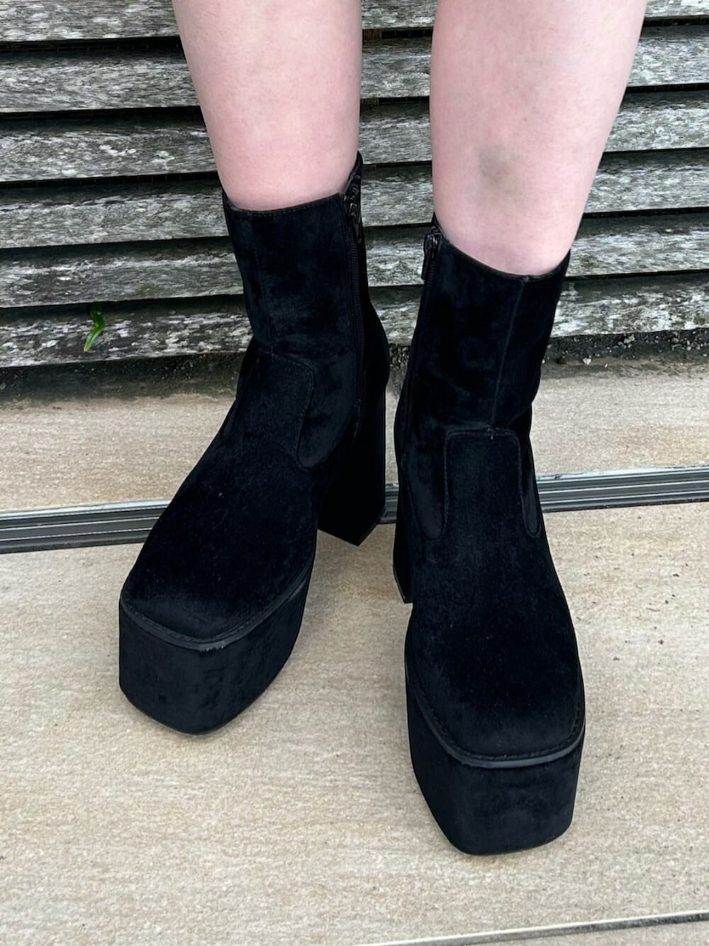 その他のスカート、ブラック系のニット/セーター、ブラック系のブーツを着用したレディースの冬コーディネートの6枚目の写真