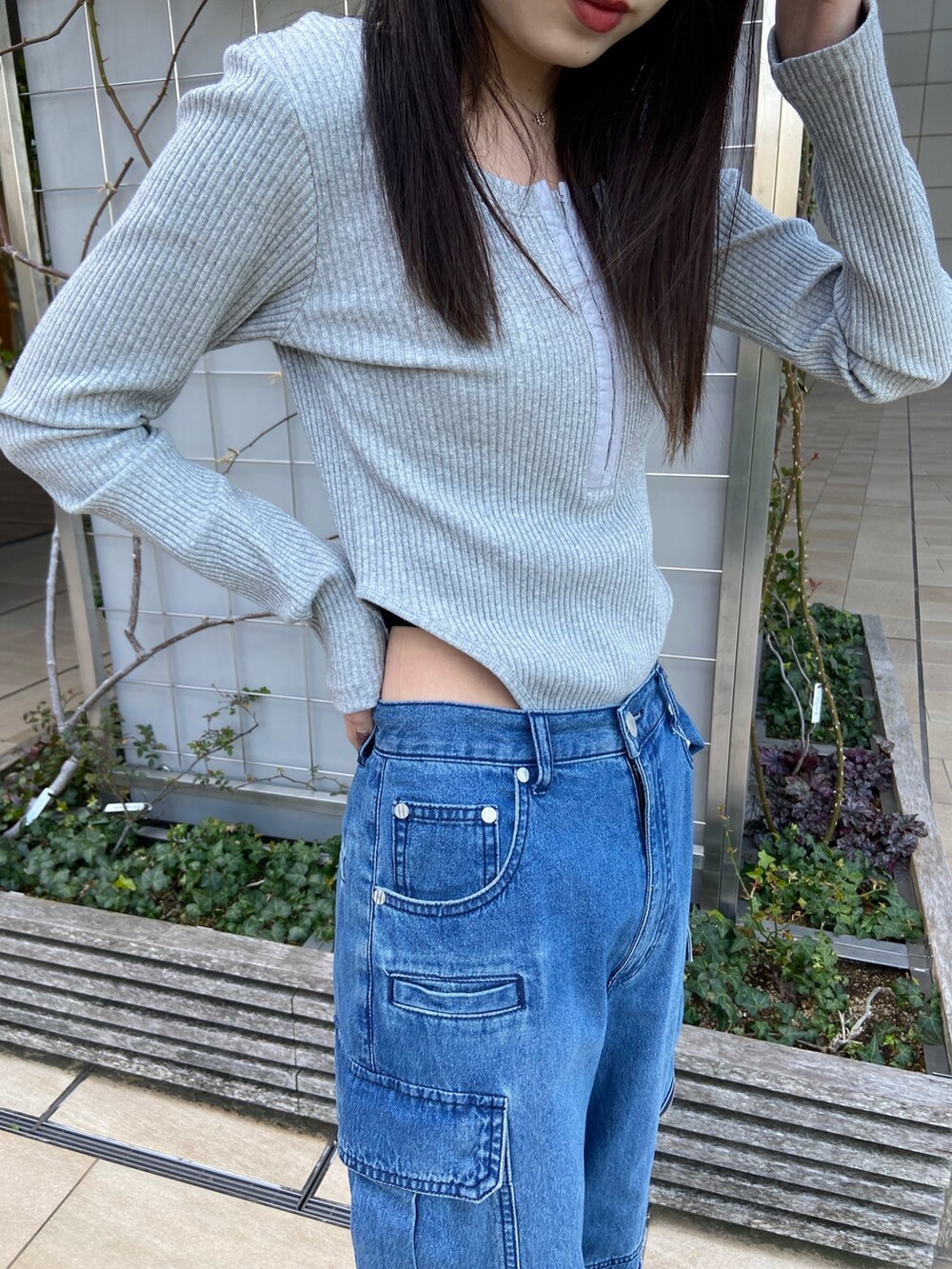 ブルー系のデニムパンツ、グレー系のTシャツ/カットソーを着用したレディースの春コーディネートの5枚目の写真