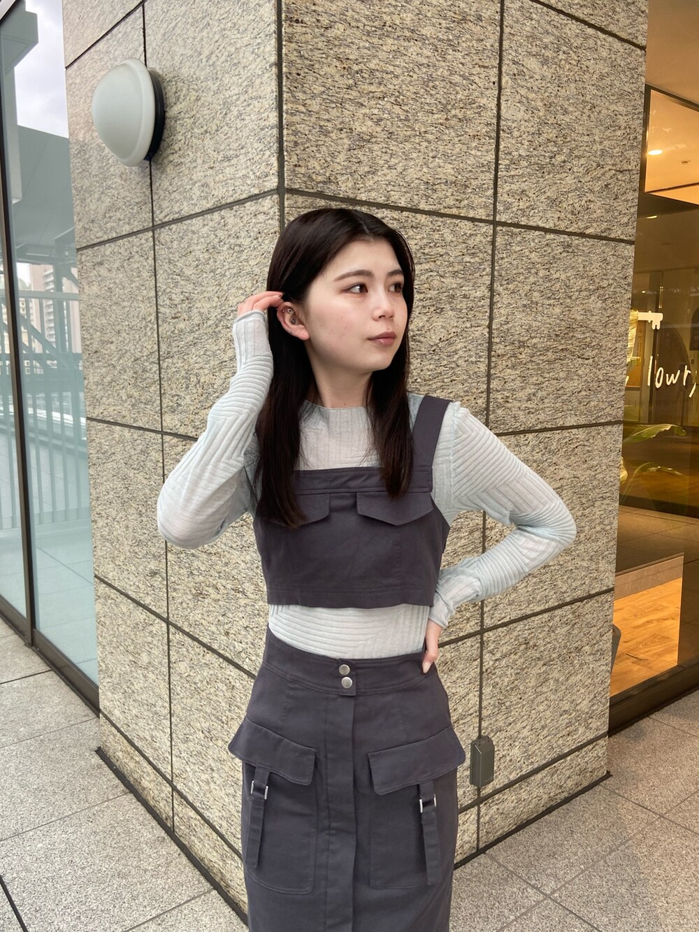 グレー系のワンピース、ブルー系のニット/セーターを着用したレディースの冬コーディネートの3枚目の写真