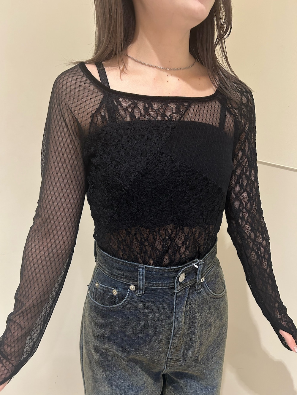 グリーン系のデニムパンツ、ブラック系のTシャツ/カットソー、ブラック系のブーツを着用したレディースの秋コーディネートの5枚目の写真