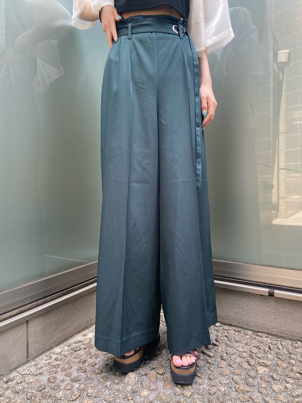 グリーン系のその他パンツ、ホワイト系のシャツ/ブラウスを着用したレディースの夏コーディネートの4枚目の写真