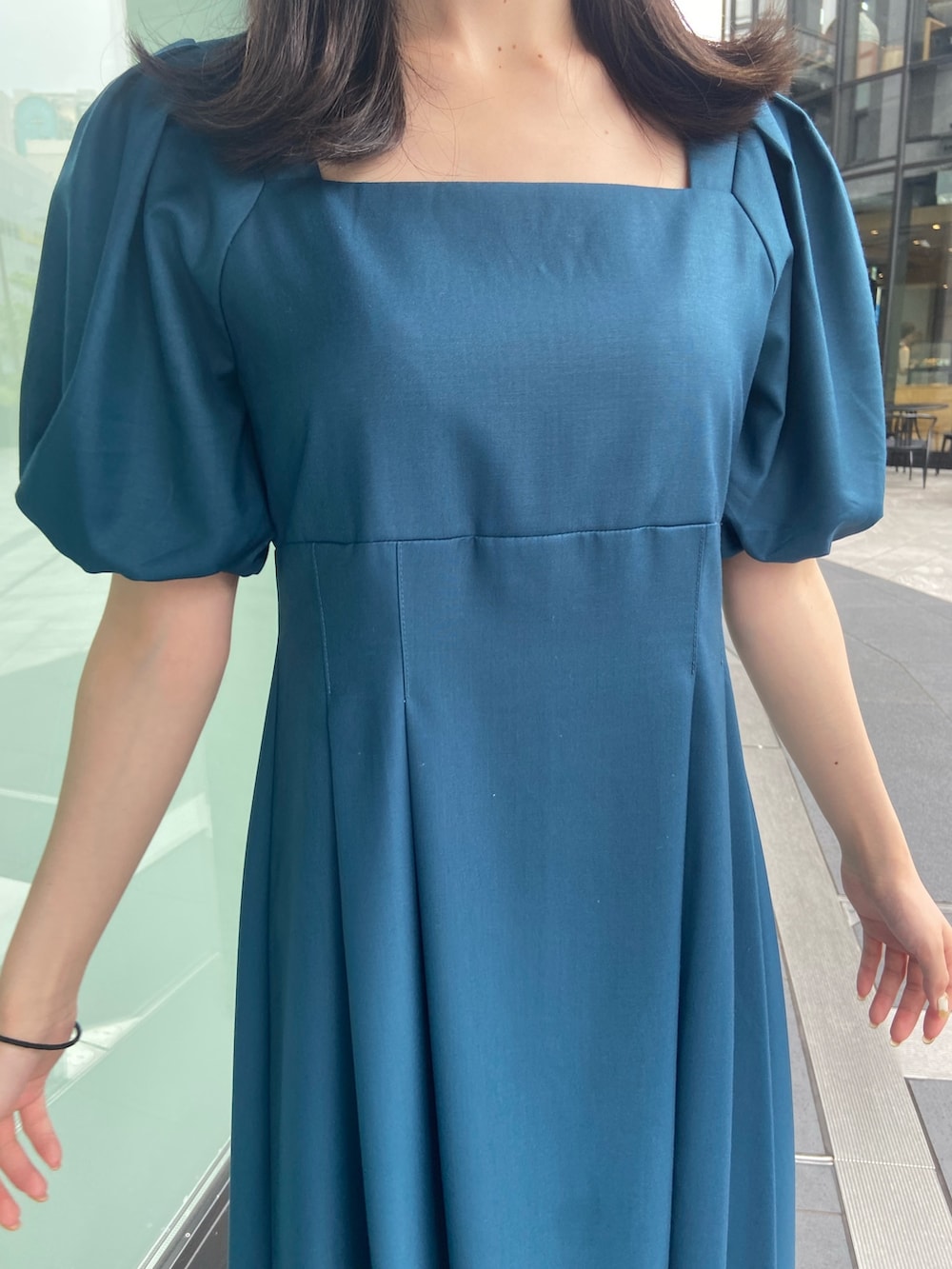 ブルー系のワンピースを着用したレディースの夏コーディネートの6枚目の写真