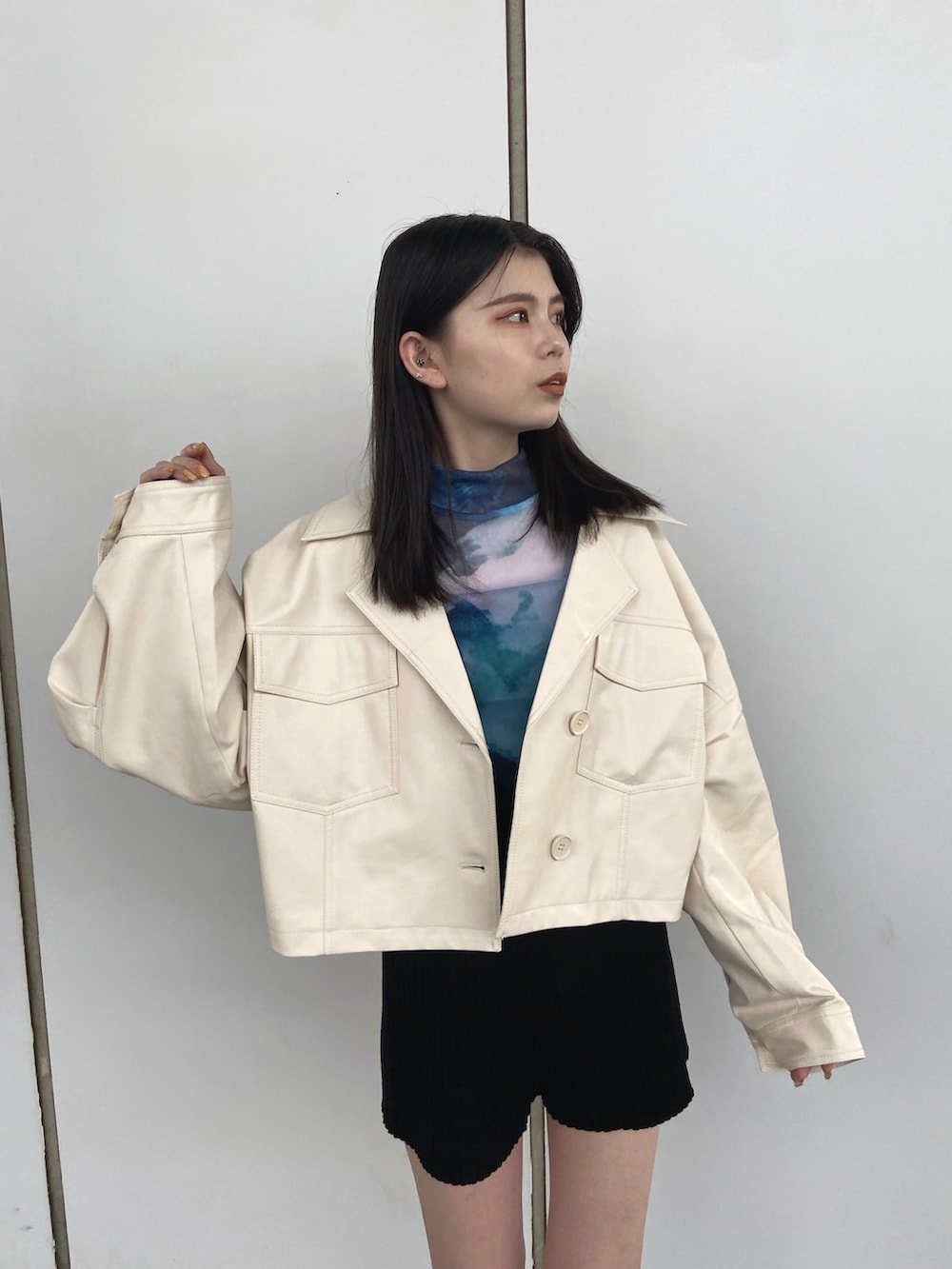 ブラック系のその他パンツ、ホワイト系のブルゾン、ブルー系のTシャツ/カットソーを着用したレディースの秋コーディネートの3枚目の写真