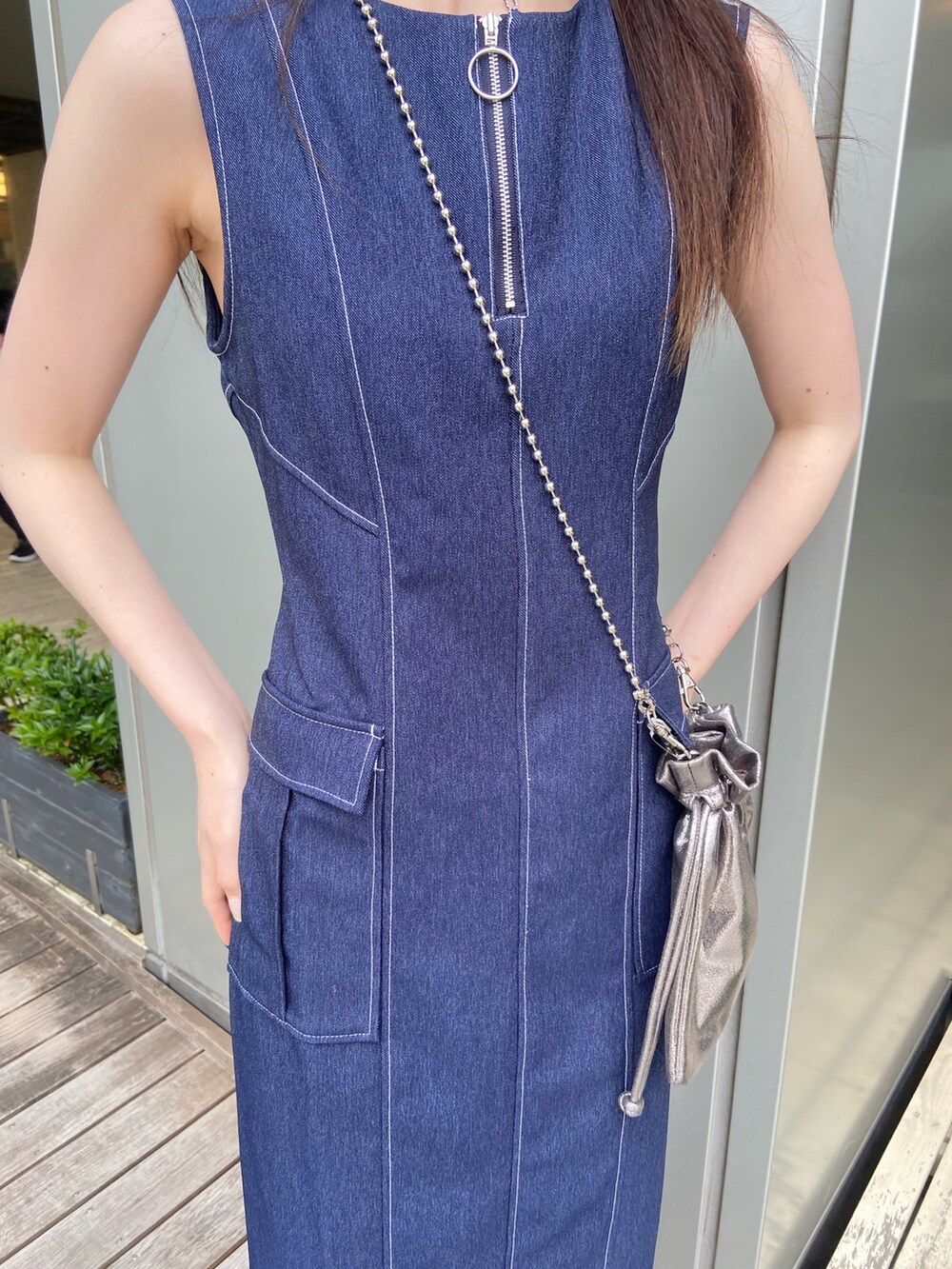 ブルー系のワンピースを着用したレディースの春コーディネートの5枚目の写真