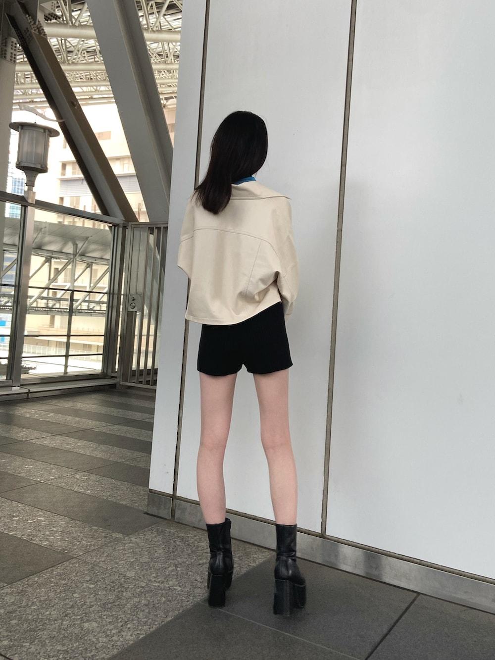 ブラック系のその他パンツ、ホワイト系のブルゾン、ブルー系のTシャツ/カットソーを着用したレディースの秋コーディネートの2枚目の写真