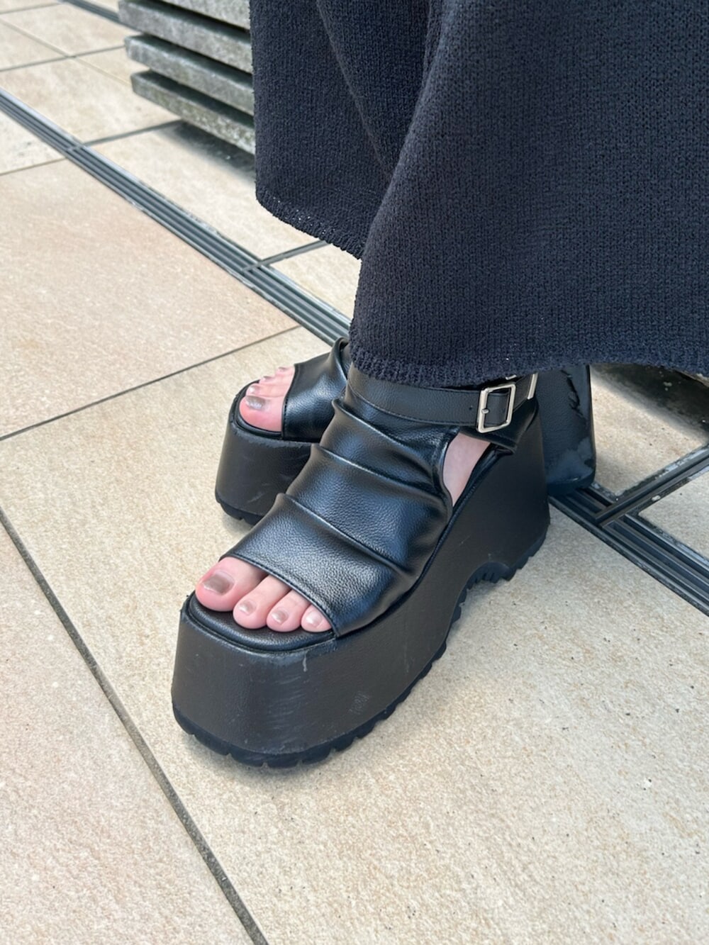 ブラック系のブーツ、ブラック系のタンクトップ、ブラック系のその他パンツを着用したレディースの夏コーディネートの6枚目の写真