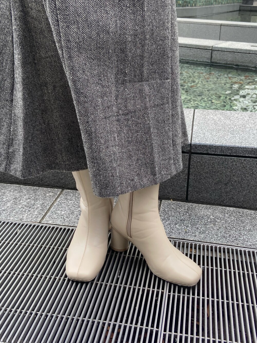 その他のジャンパースカート、ホワイト系のニット/セーター、ホワイト系のブーツを着用したレディースの秋コーディネートの6枚目の写真