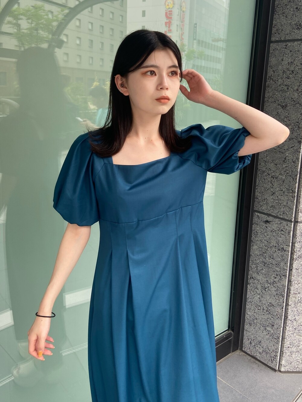 ブルー系のワンピースを着用したレディースの夏コーディネートの4枚目の写真