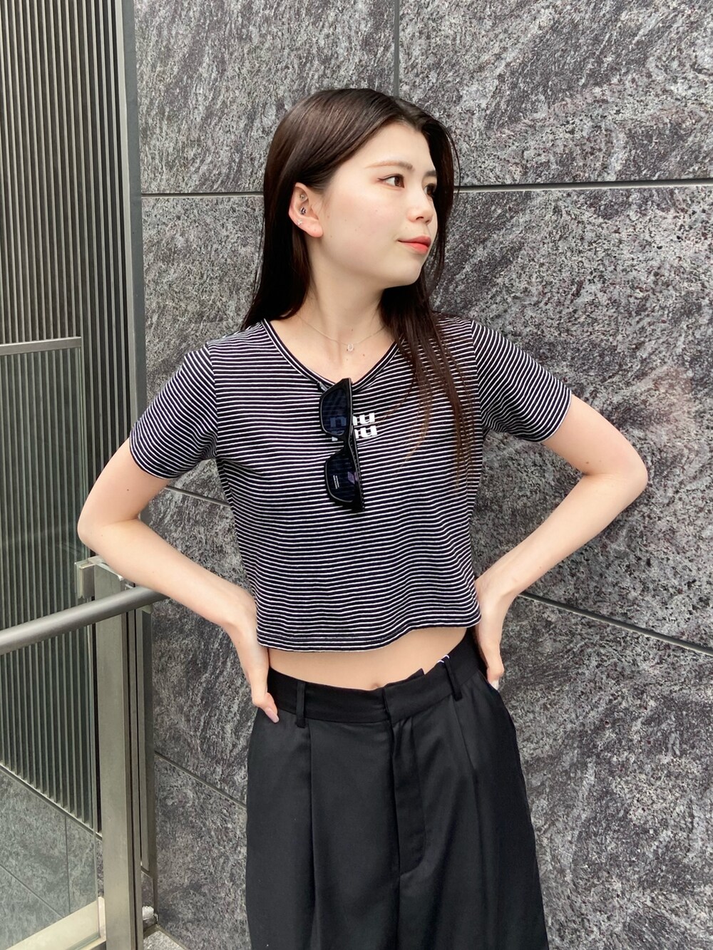 ブラック系のその他パンツ、その他のTシャツ/カットソー、ブラック系のサンダルを着用したレディースの春コーディネートの4枚目の写真