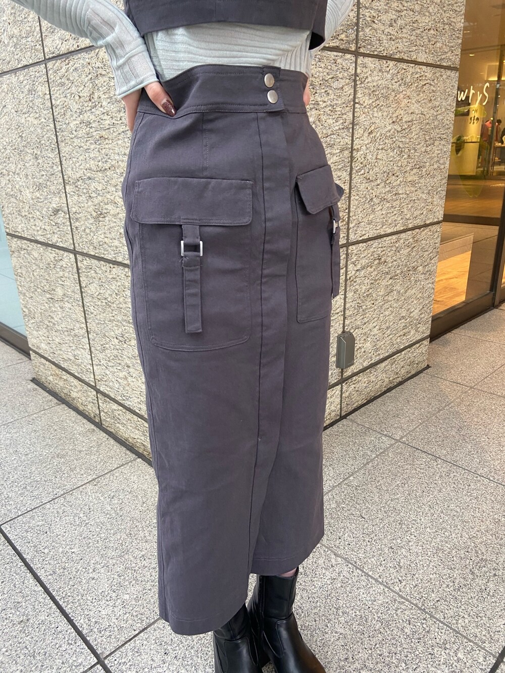 グレー系のワンピース、ブルー系のニット/セーターを着用したレディースの冬コーディネートの5枚目の写真