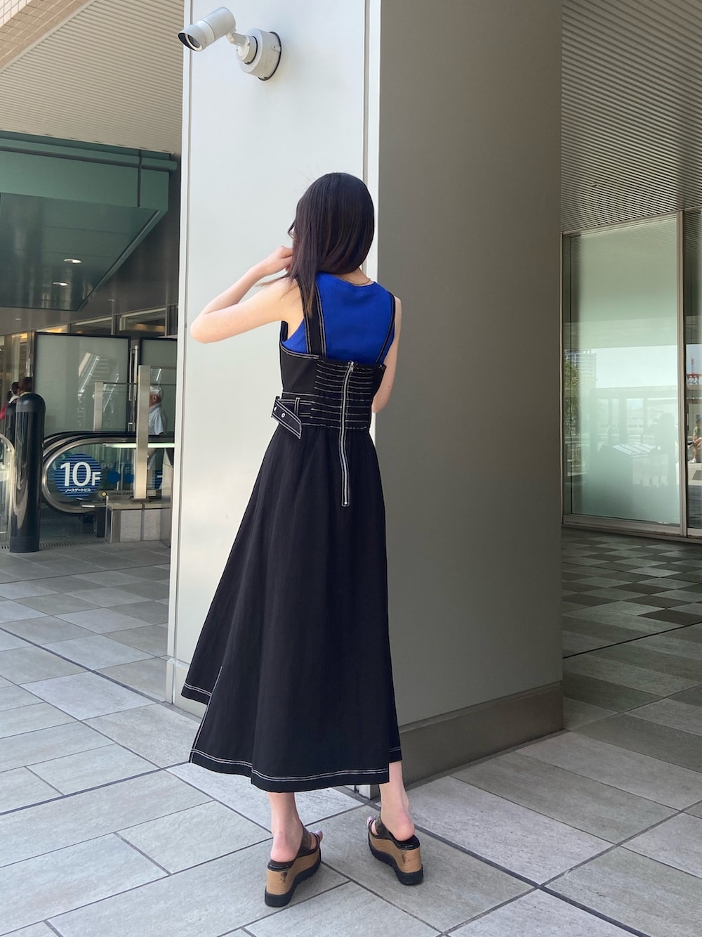 ブルー系のTシャツ/カットソー、ブラック系のワンピースを着用したレディースの夏コーディネートの4枚目の写真