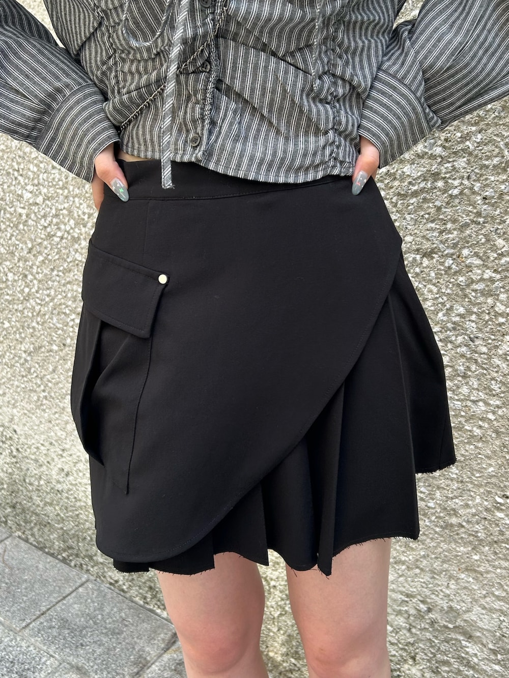 グレー系のシャツ/ブラウス、ブラック系のスカート、ブラック系のブーツを着用したレディースの夏コーディネートの6枚目の写真