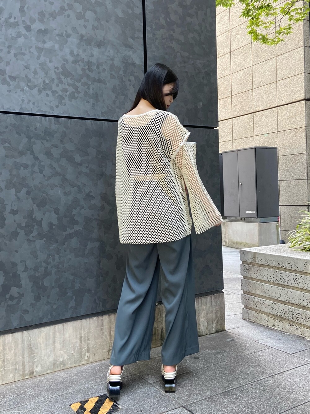 ホワイト系のシャツ/ブラウス、ブルー系のスラックス、ホワイト系のサンダルを着用したレディースの夏コーディネートの3枚目の写真