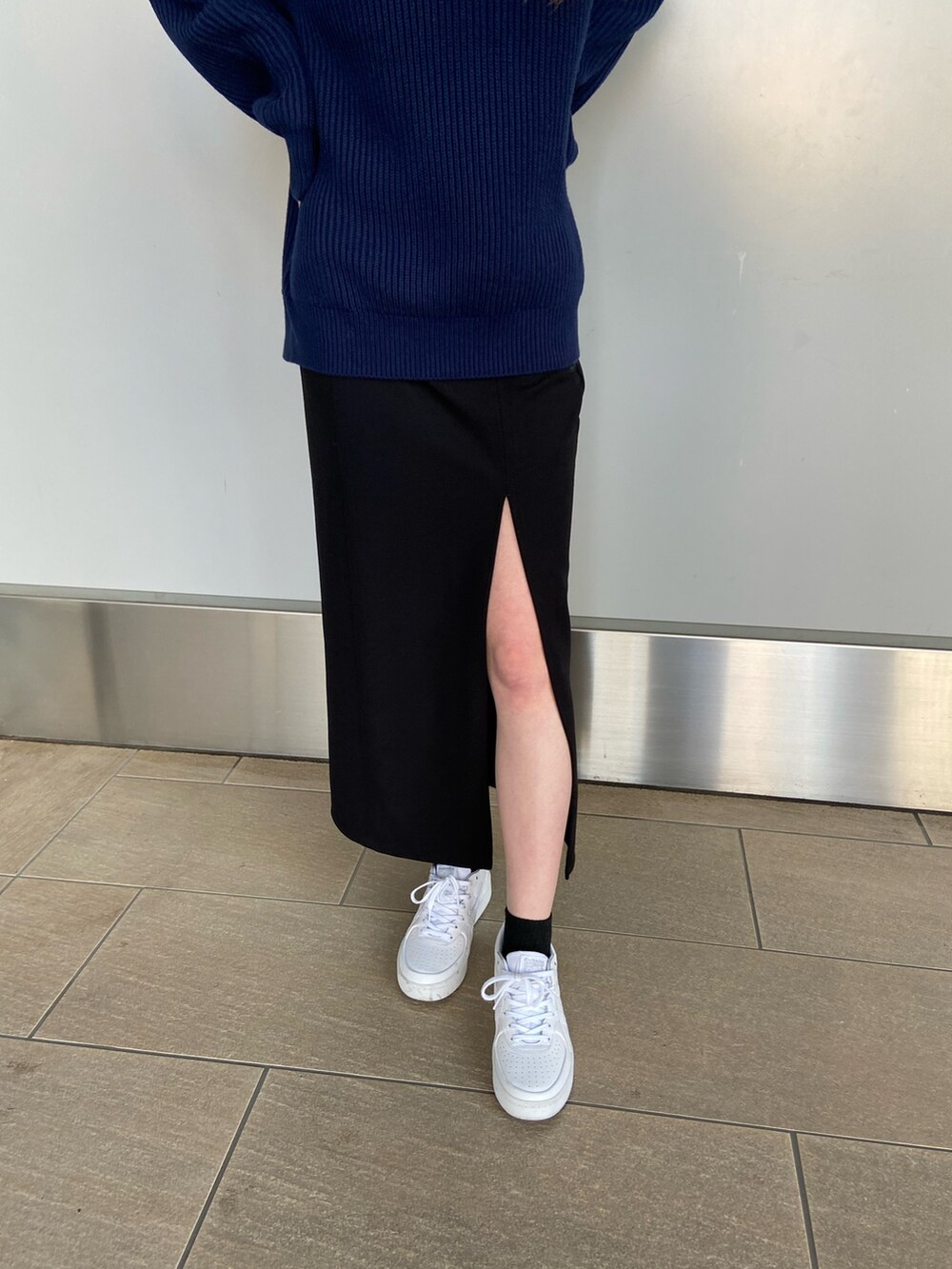 ブルー系のニット/セーター、ブラック系のスカートを着用したレディースの冬コーディネートの4枚目の写真