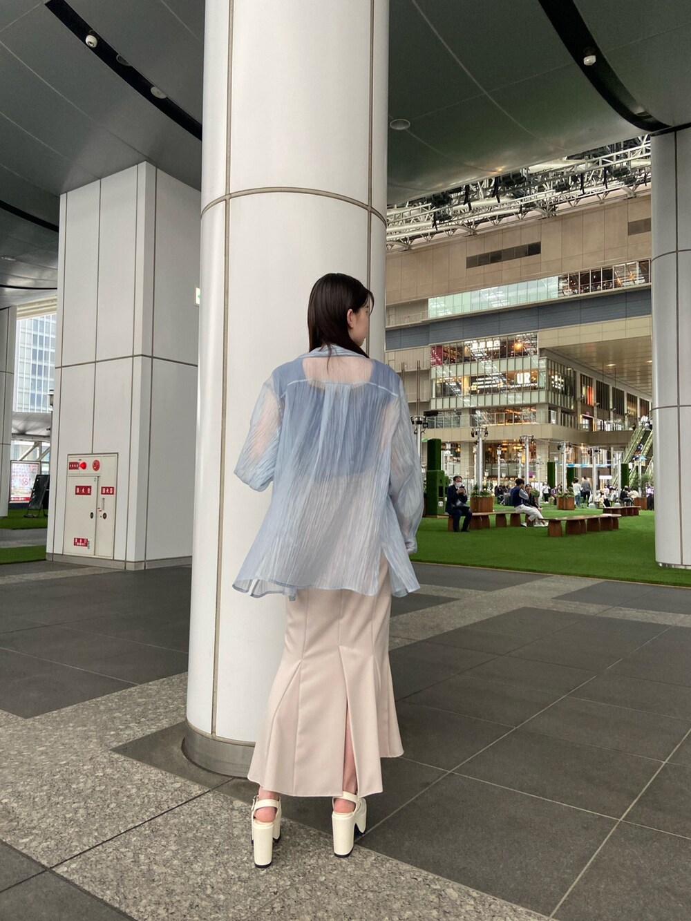 ブルー系のシャツ/ブラウス、ベージュ系のスカート、ブルー系のタンクトップを着用したレディースの春コーディネートの2枚目の写真