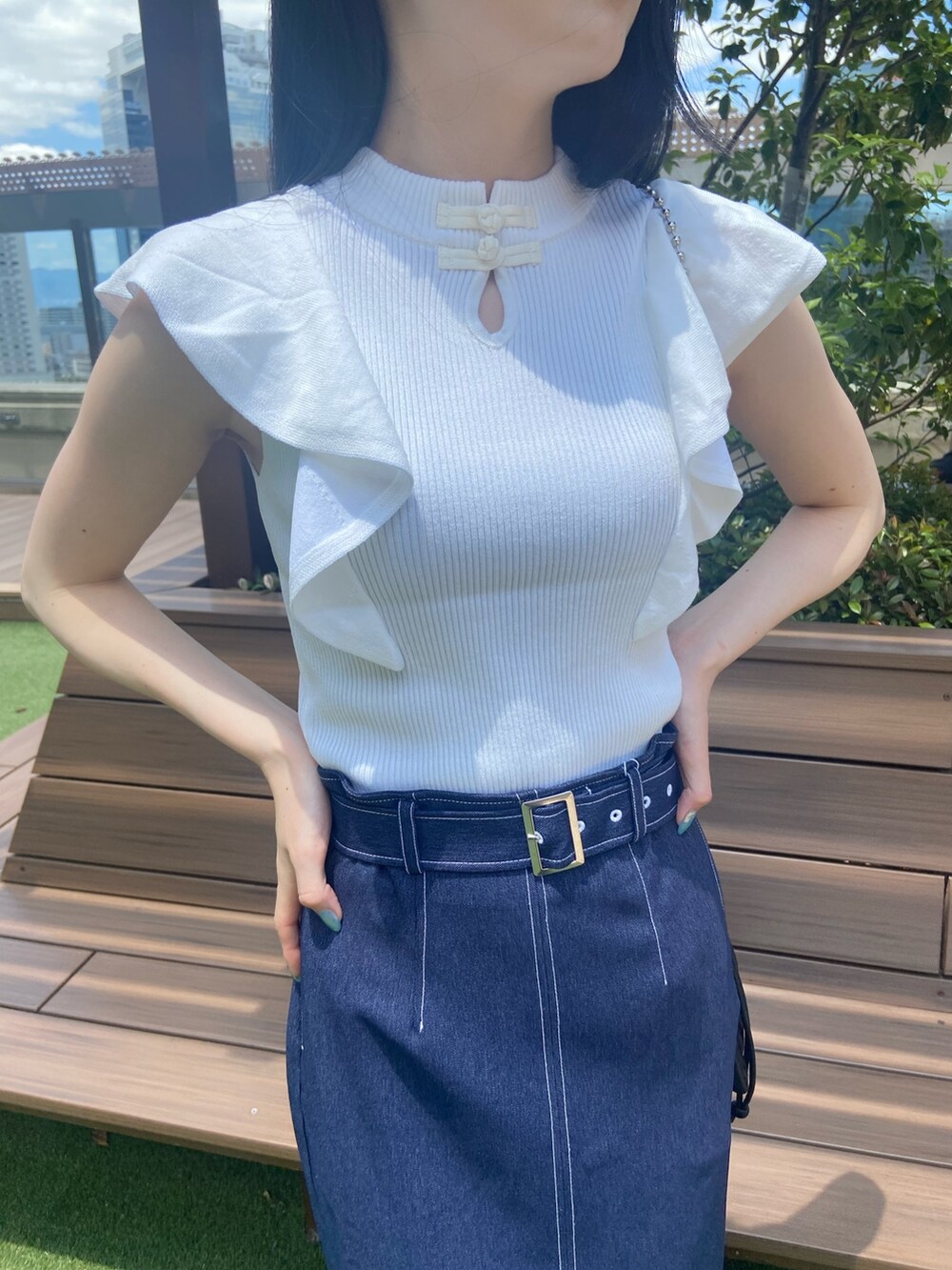 ホワイト系のニット/セーター、ブラック系のスカートを着用したレディースの夏コーディネートの3枚目の写真