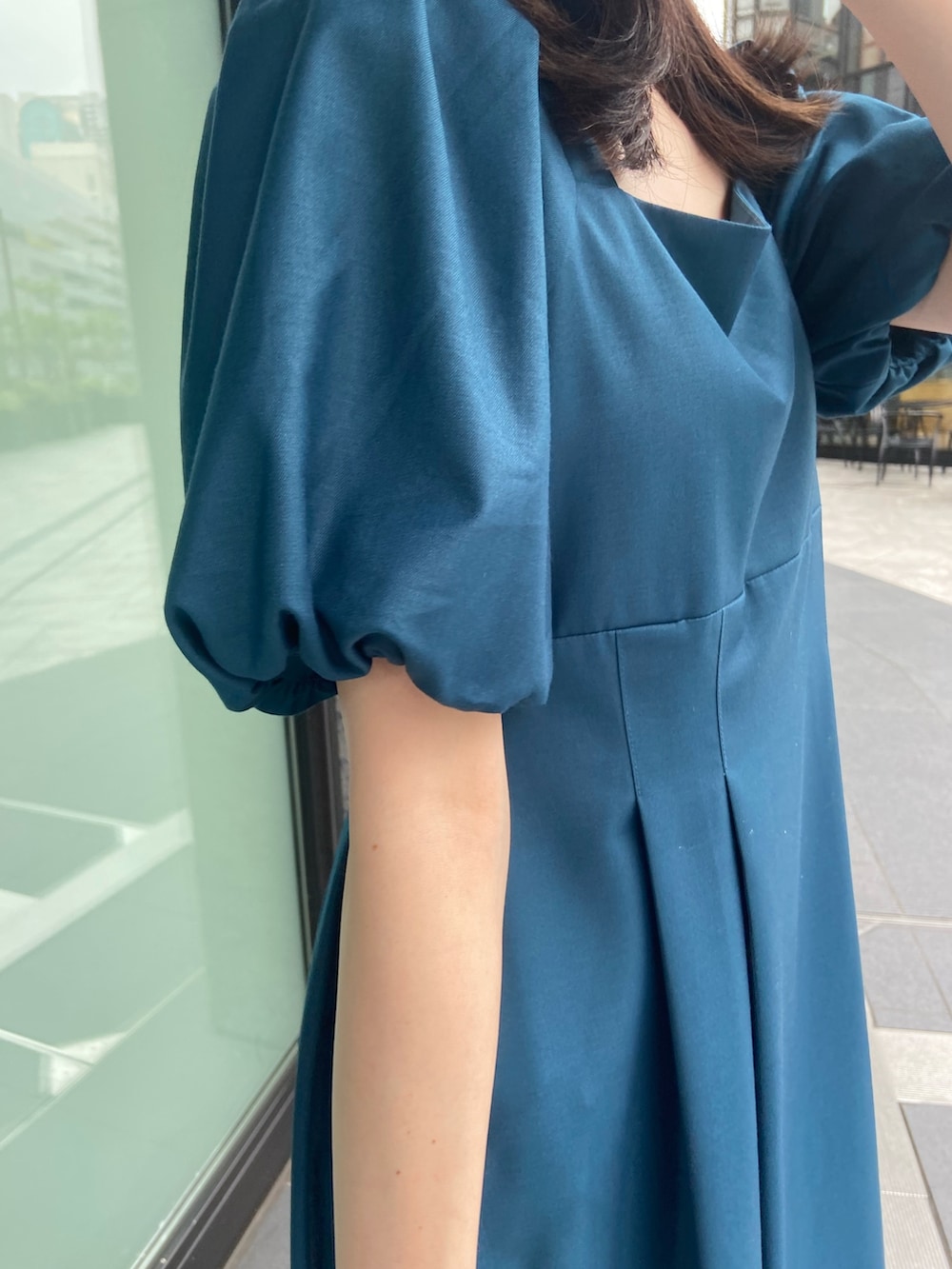 ブルー系のワンピースを着用したレディースの夏コーディネートの7枚目の写真