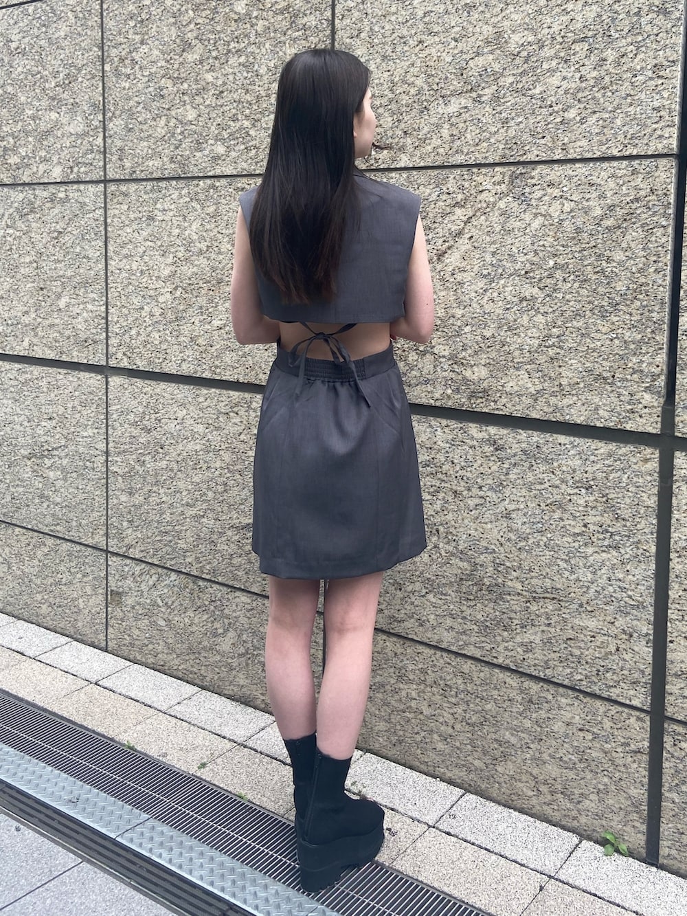 グレー系のワンピースを着用したレディースの春コーディネートの3枚目の写真