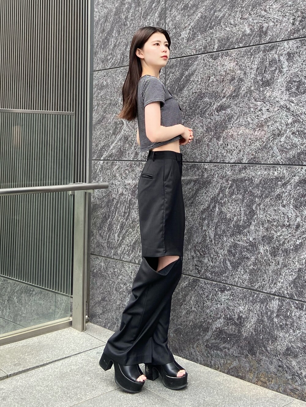 ブラック系のその他パンツ、その他のTシャツ/カットソー、ブラック系のサンダルを着用したレディースの春コーディネートの2枚目の写真