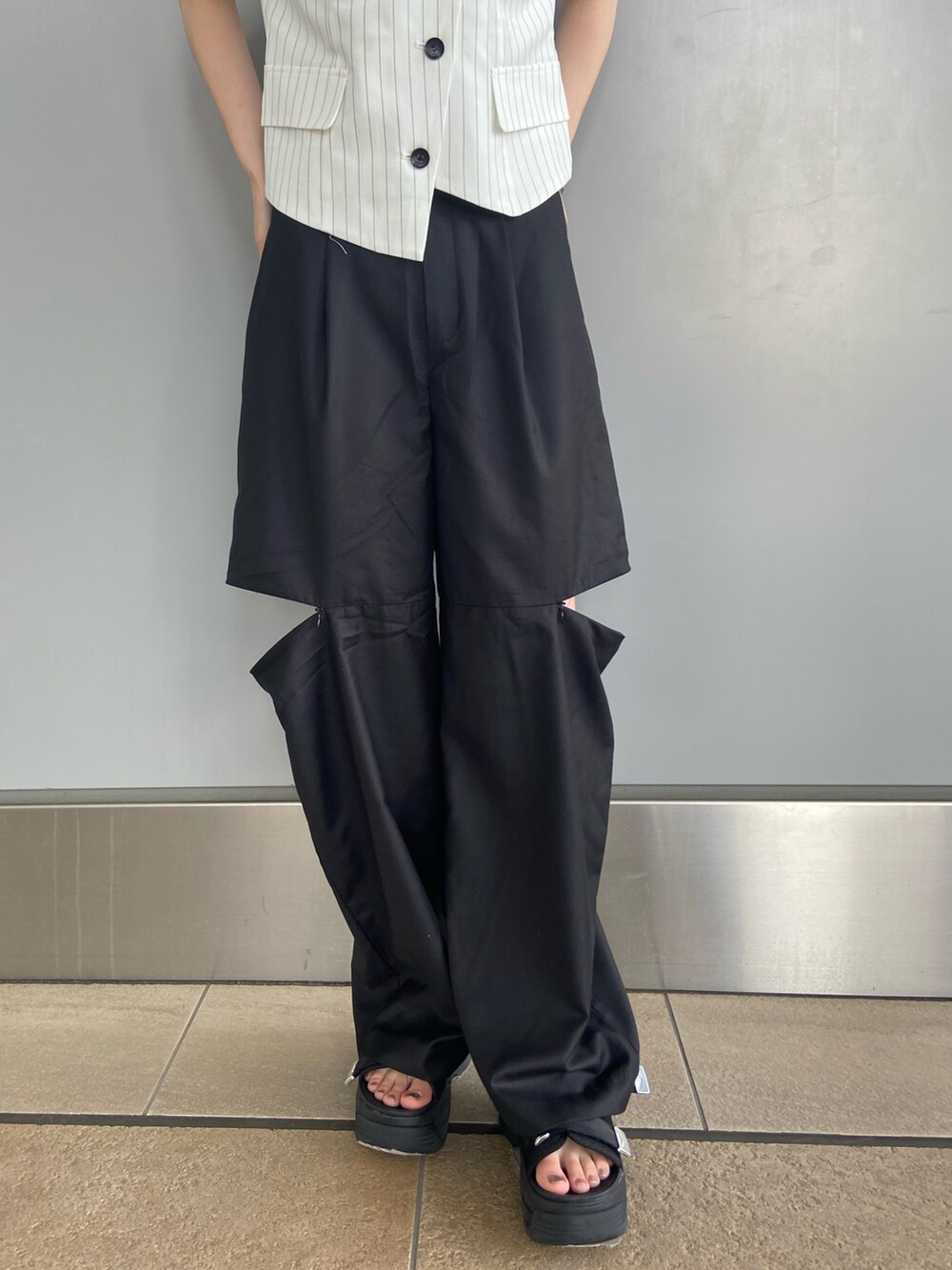 ブラック系のその他パンツ、ホワイト系のシャツ/ブラウスを着用したレディースの夏コーディネートの6枚目の写真