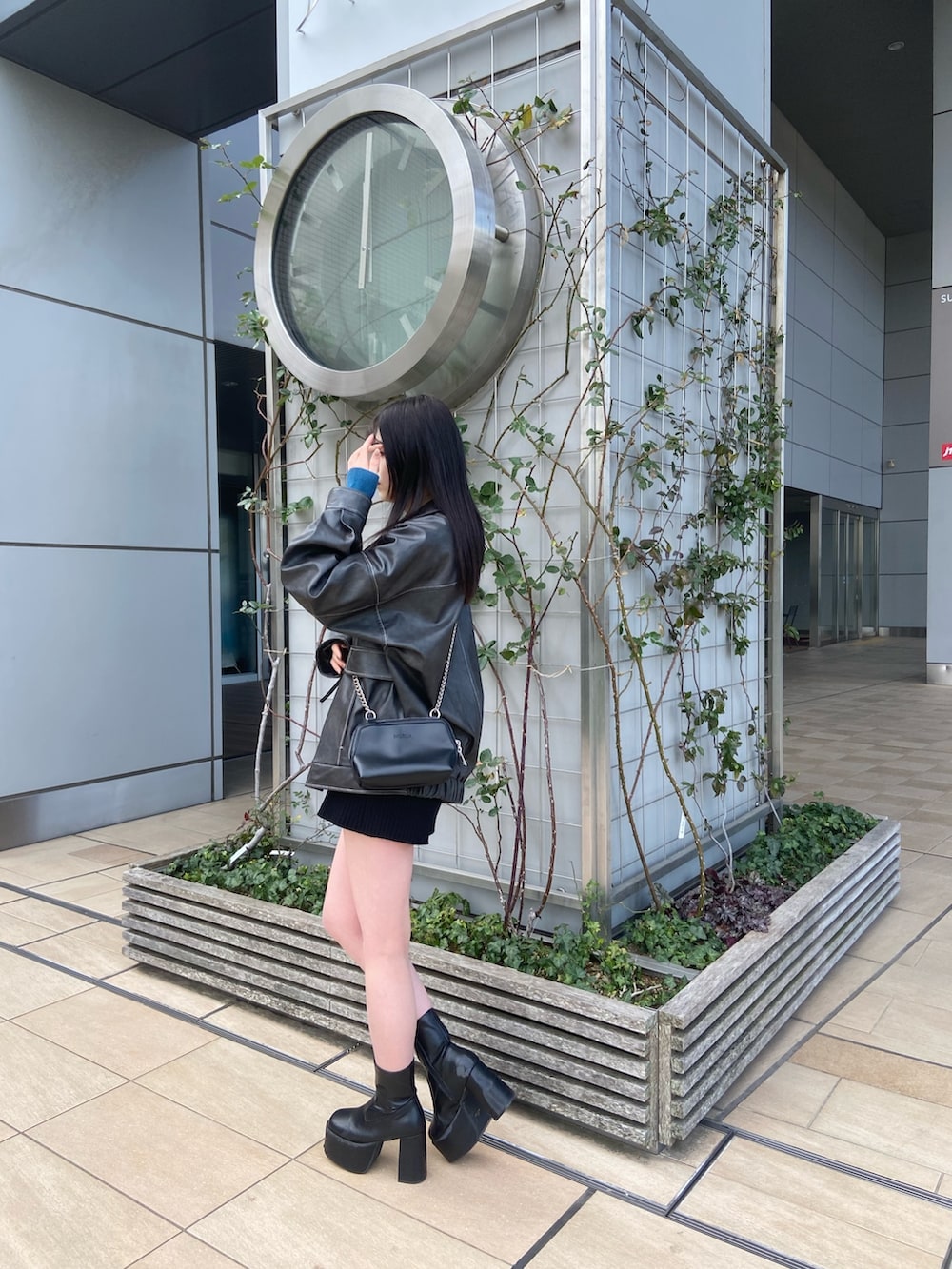 ブルー系のニット/セーター、グレー系のブルゾン、ブラック系のその他パンツを着用したレディースの冬コーディネートの3枚目の写真