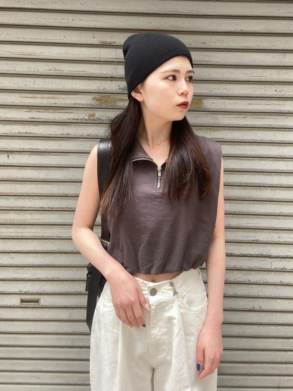 ホワイト系のデニムパンツ、ホワイト系のTシャツ/カットソー、シルバー系のサンダルを着用したレディースの春コーディネートの4枚目の写真