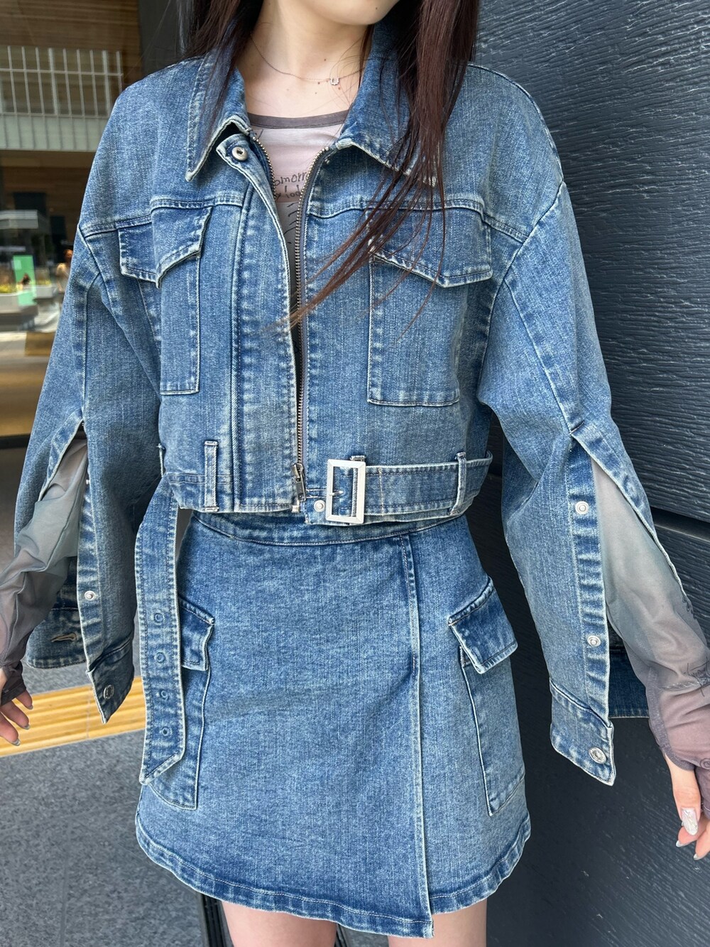 ブルー系のスカート、ブルー系のデニムジャケット、ブラック系のTシャツ/カットソーを着用したレディースの夏コーディネートの5枚目の写真