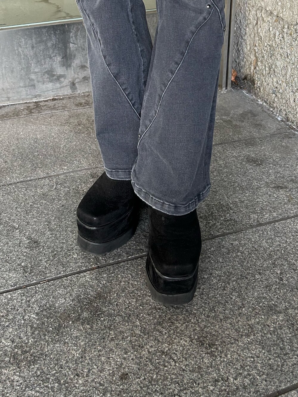 ホワイト系のシャツ/ブラウス、ブラック系のデニムパンツ、ブラック系のブーツを着用したレディースの秋コーディネートの7枚目の写真