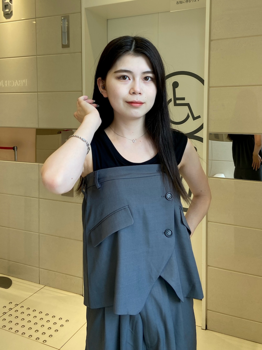 グレー系のその他パンツ、ブラック系のタンクトップを着用したレディースの夏コーディネートの4枚目の写真