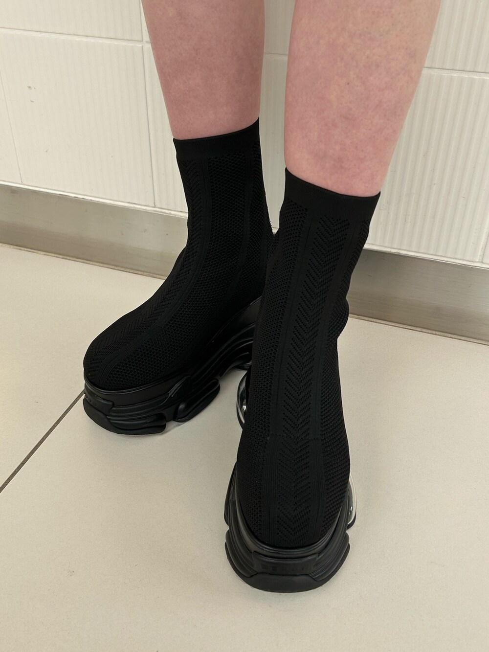 グレー系のスカート、グレー系のブルゾン、ホワイト系のTシャツ/カットソーを着用したレディースの春コーディネートの9枚目の写真