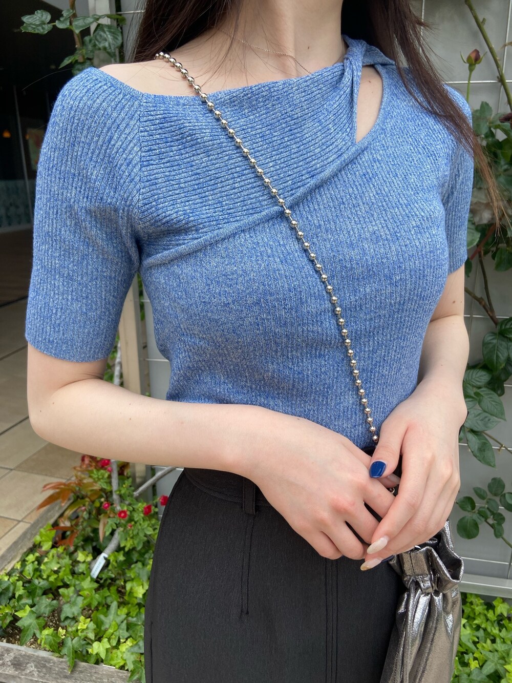 ブラック系のスカート、ブルー系のニット/セーターを着用したレディースの春コーディネートの5枚目の写真