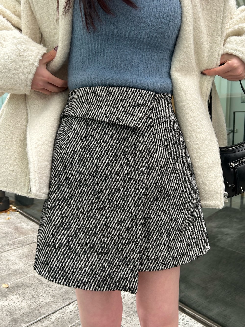 ホワイト系のブルゾン、ブルー系のニット/セーター、その他のスカートを着用したレディースの冬コーディネートの6枚目の写真