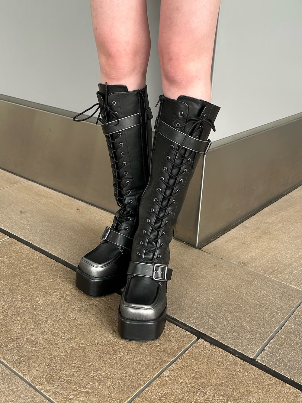 グレー系のパーカー、ブラック系のその他パンツ、ブラック系のブーツを着用したレディースの秋コーディネートの9枚目の写真