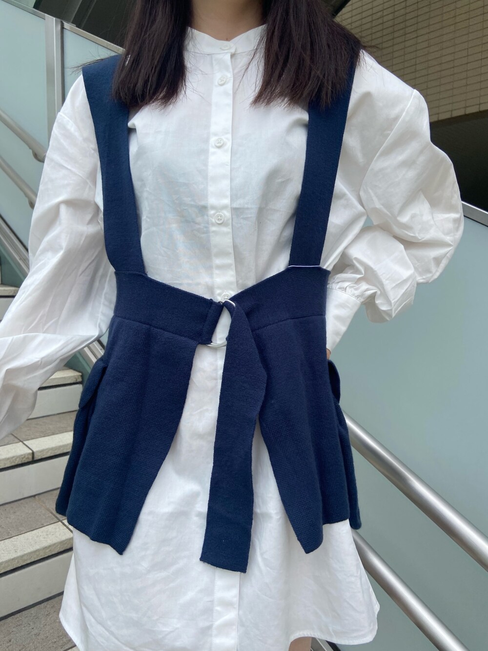 ホワイト系のワンピース、ブラック系のブーツを着用したレディースの秋コーディネートの5枚目の写真