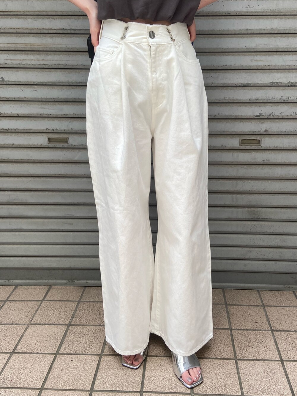 ホワイト系のデニムパンツ、ホワイト系のTシャツ/カットソー、シルバー系のサンダルを着用したレディースの春コーディネートの8枚目の写真