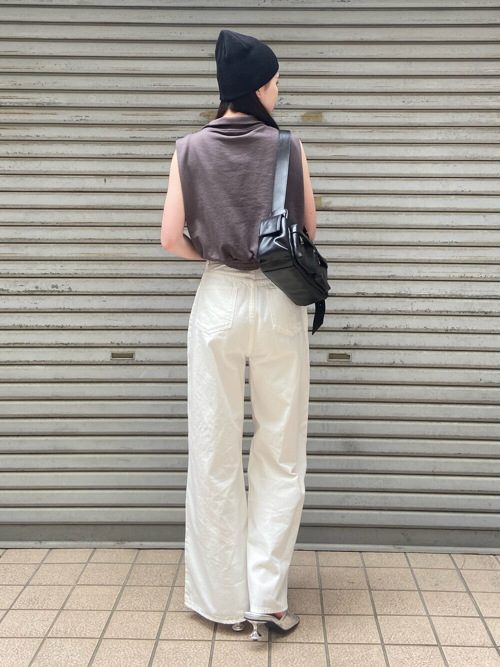 ホワイト系のデニムパンツ、ホワイト系のTシャツ/カットソー、シルバー系のサンダルを着用したレディースの春コーディネートの3枚目の写真