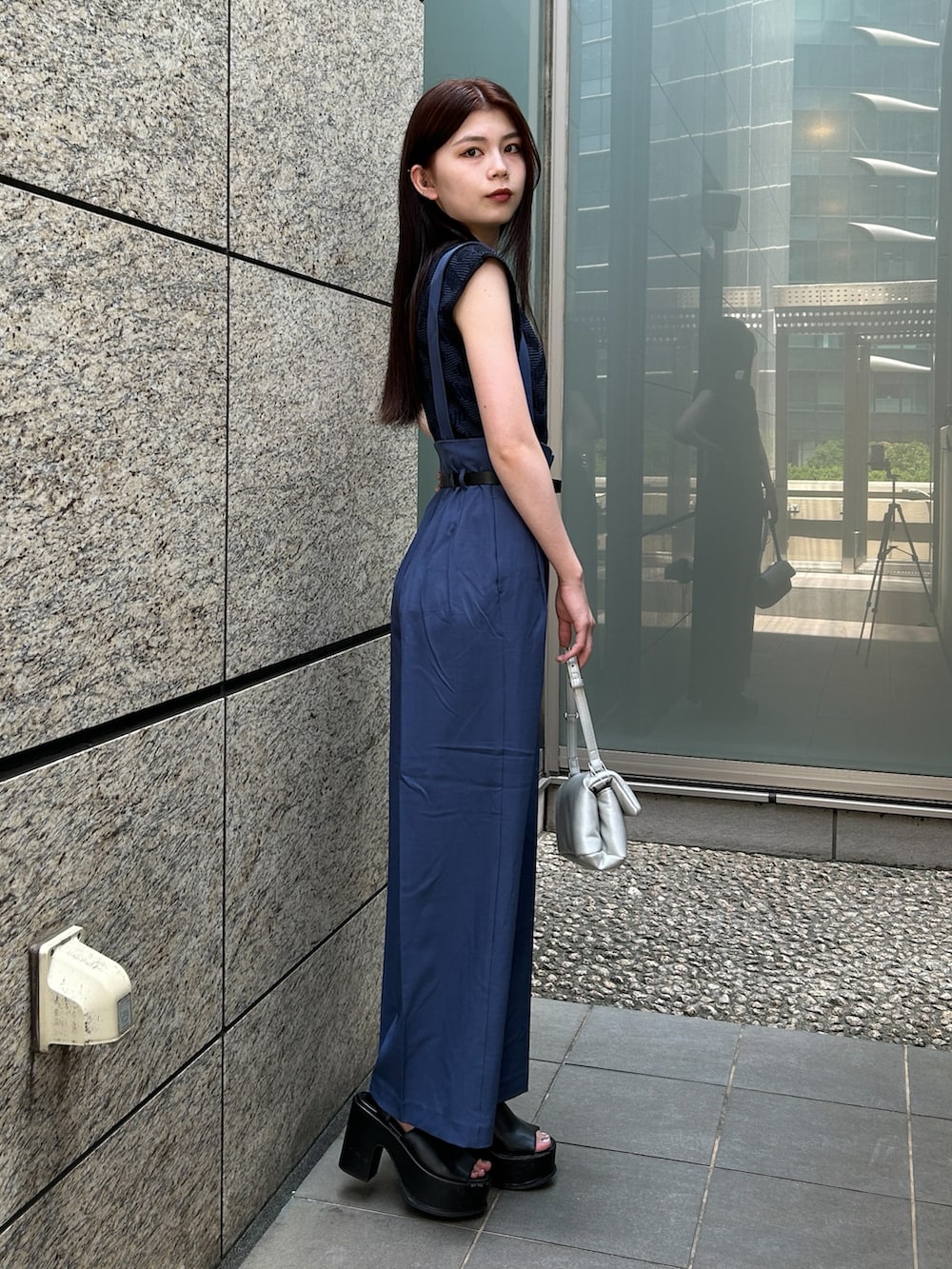 ブルー系のニット/セーター、ブルー系のその他パンツを着用したレディースの夏コーディネートの2枚目の写真