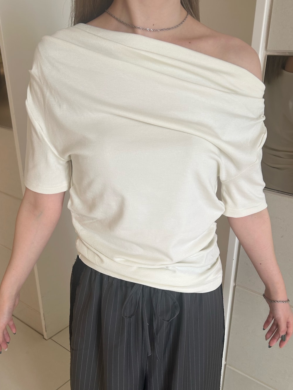 ホワイト系のTシャツ/カットソー、グレー系のその他パンツ、ブラック系のパンプスを着用したレディースの夏コーディネートの5枚目の写真