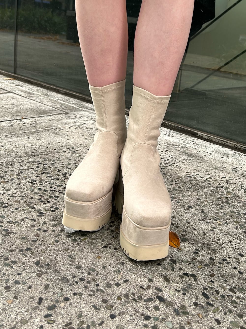 ホワイト系のブルゾン、ブルー系のニット/セーター、その他のスカートを着用したレディースの冬コーディネートの7枚目の写真