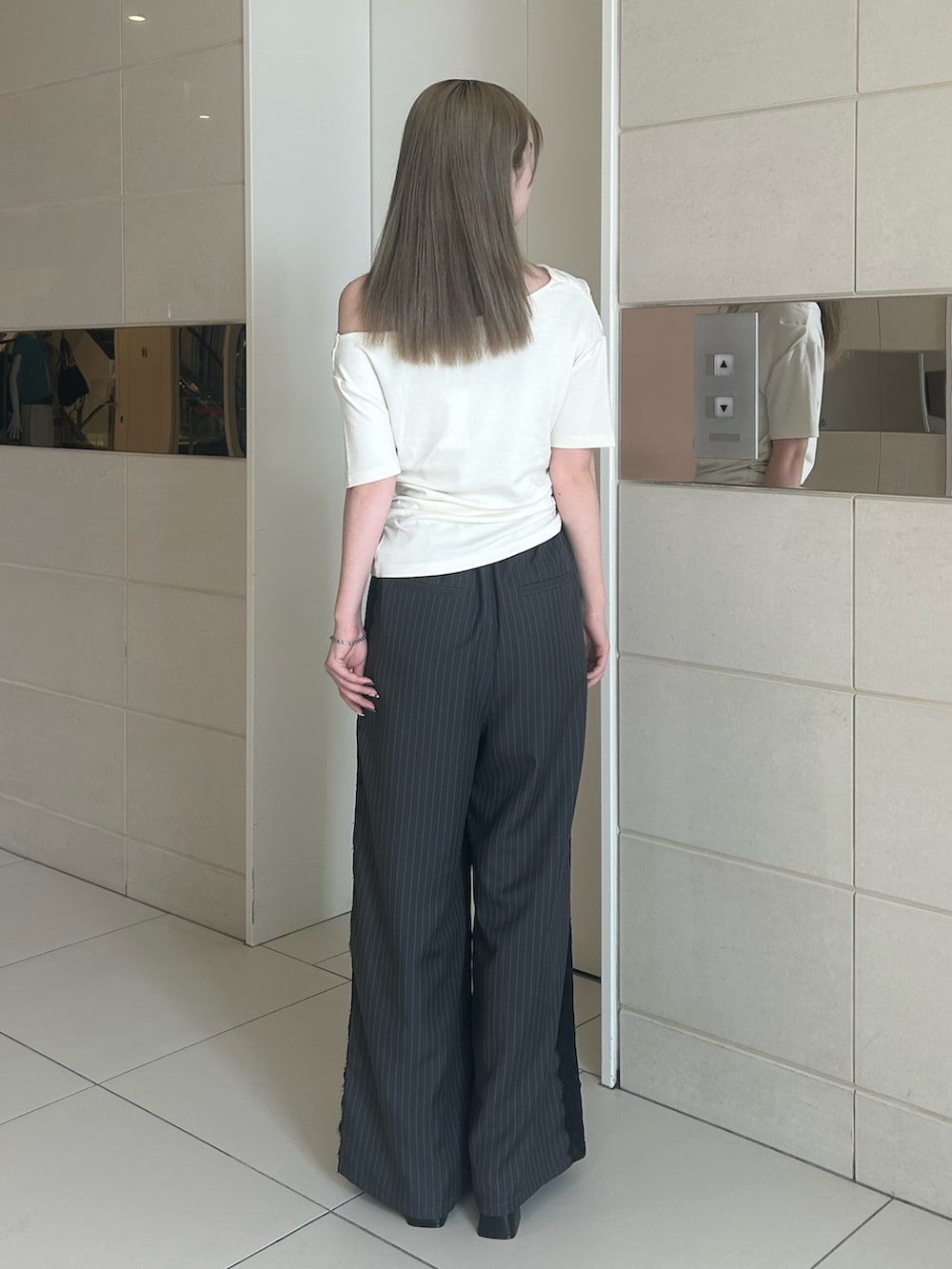 ホワイト系のTシャツ/カットソー、グレー系のその他パンツ、ブラック系のパンプスを着用したレディースの夏コーディネートの3枚目の写真