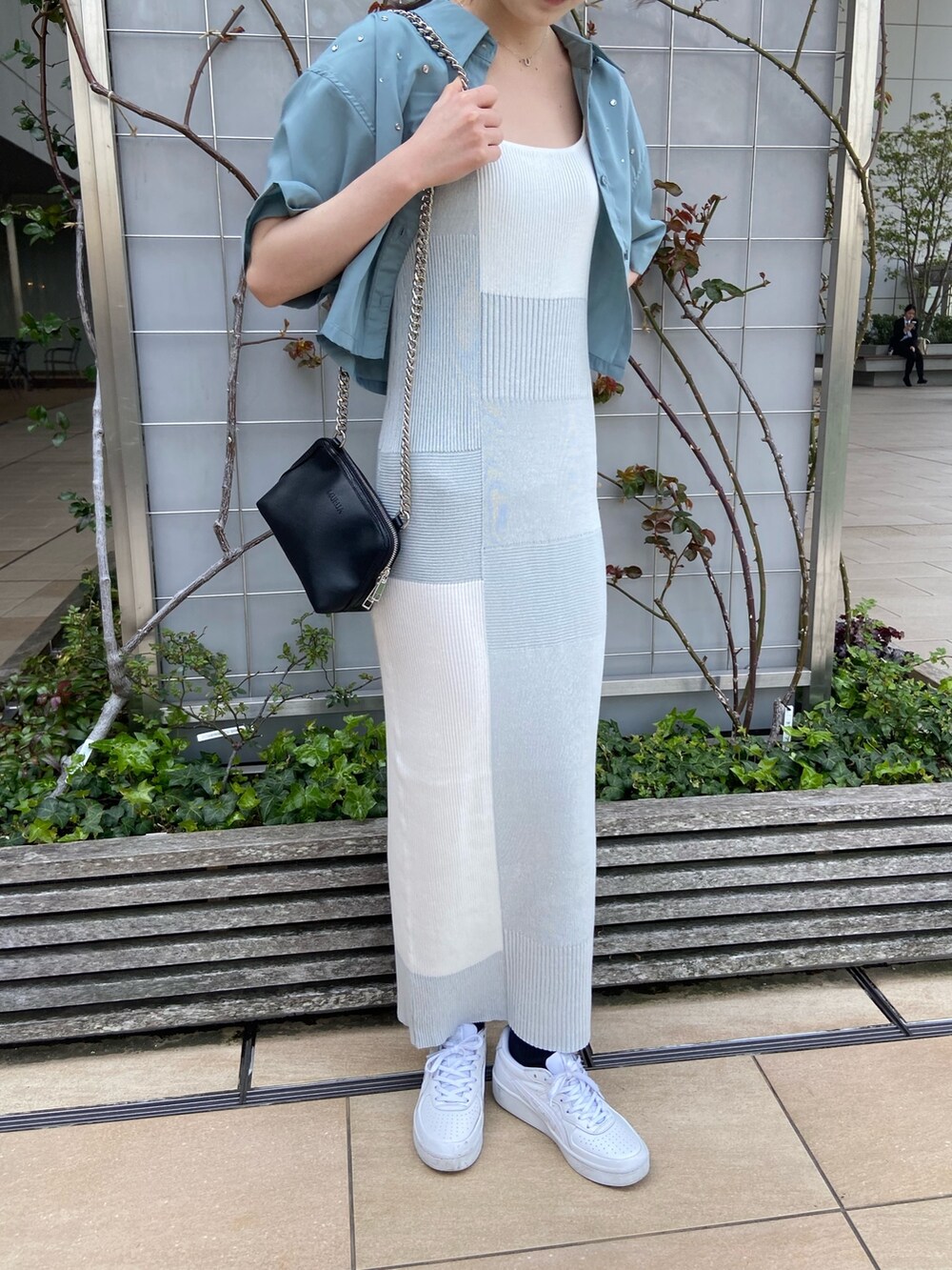 ホワイト系のワンピース、ブルー系のシャツ/ブラウスを着用したレディースの春コーディネートの5枚目の写真