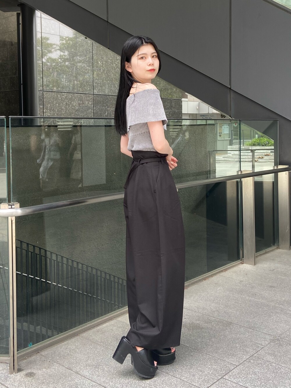 ブラック系のその他パンツ、グレー系のニット/セーターを着用したレディースの夏コーディネートの2枚目の写真