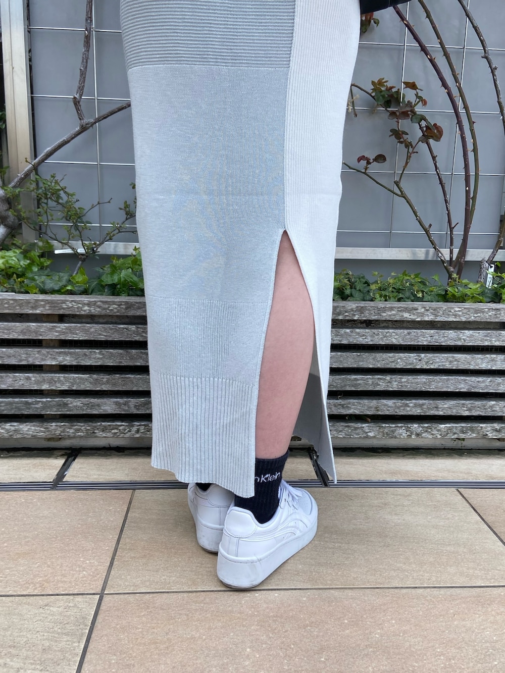 ホワイト系のワンピース、ブルー系のシャツ/ブラウスを着用したレディースの春コーディネートの6枚目の写真