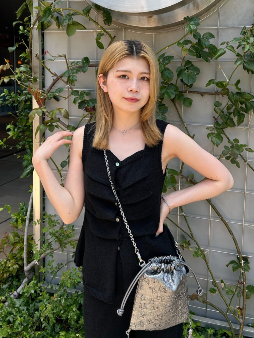 ブラック系のブーツ、ブラック系のタンクトップ、ブラック系のその他パンツを着用したレディースの夏コーディネートの4枚目の写真