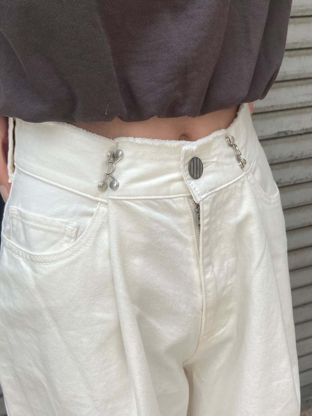 ホワイト系のデニムパンツ、ホワイト系のTシャツ/カットソー、シルバー系のサンダルを着用したレディースの春コーディネートの7枚目の写真