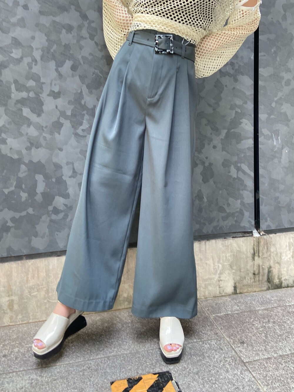 ホワイト系のシャツ/ブラウス、ブルー系のスラックス、ホワイト系のサンダルを着用したレディースの夏コーディネートの9枚目の写真