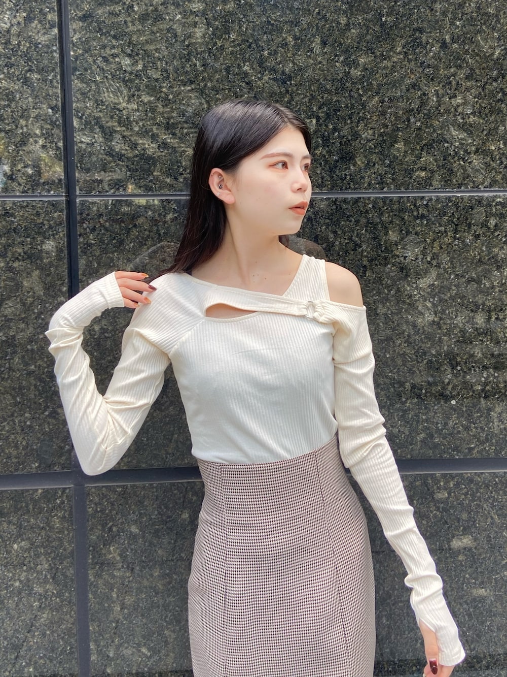 その他のスカート、ホワイト系のTシャツ/カットソー、ホワイト系のブーツを着用したレディースの秋コーディネートの4枚目の写真