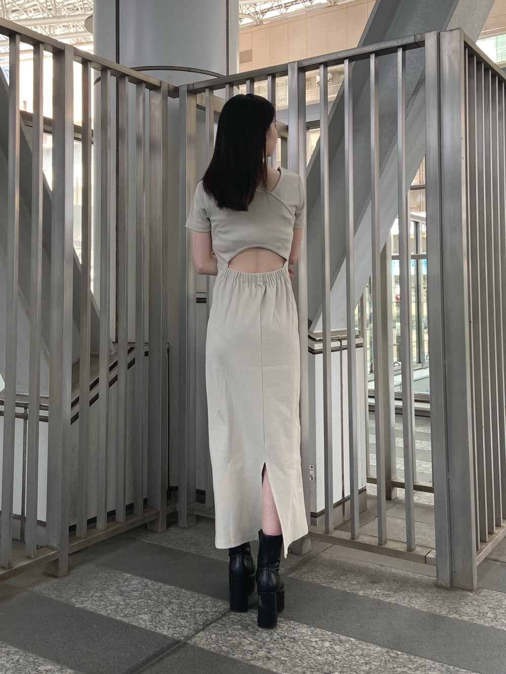 ホワイト系のワンピース、ブラック系のブーツを着用したレディースの夏コーディネートの3枚目の写真